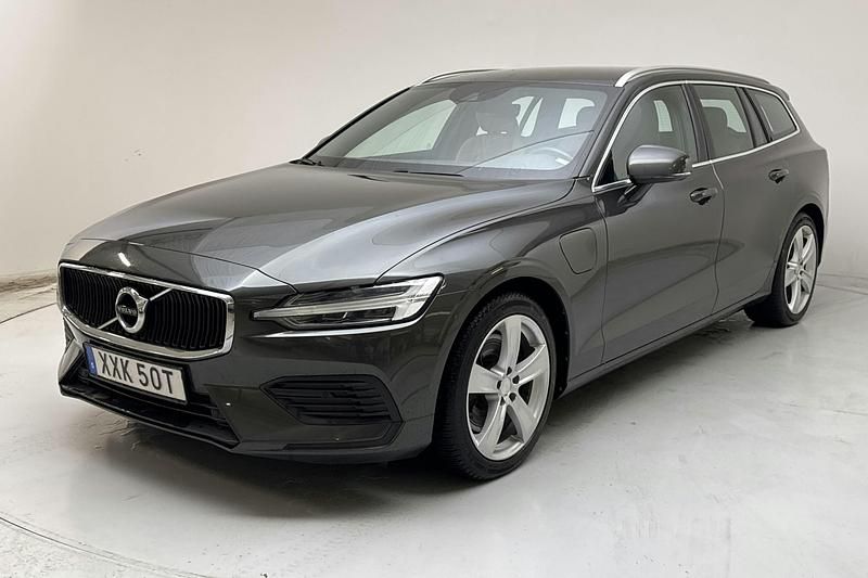 Mörkgrå Begagnad 2020 Volvo V60 Momentum Kombi | 189 000 kr (Superpris) - Bild 1/4