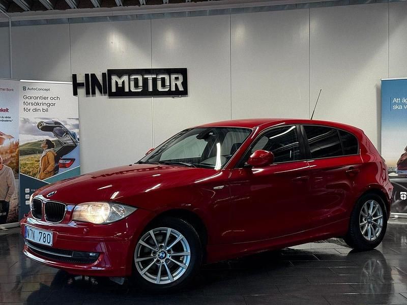 Röd Begagnad 2011 BMW 116 Halvkombi | 109 900 kr (Marknadspris) - Bild 1/4