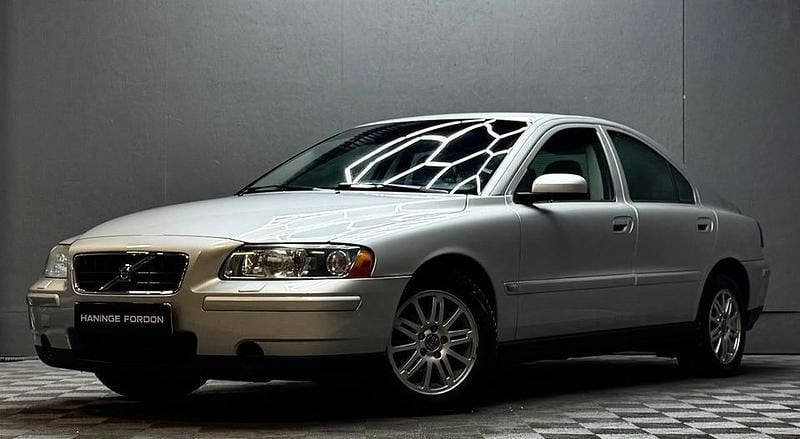Grå Begagnad 2005 Volvo S60 Sedan | 79 900 kr (Dyr) - Bild 1/4