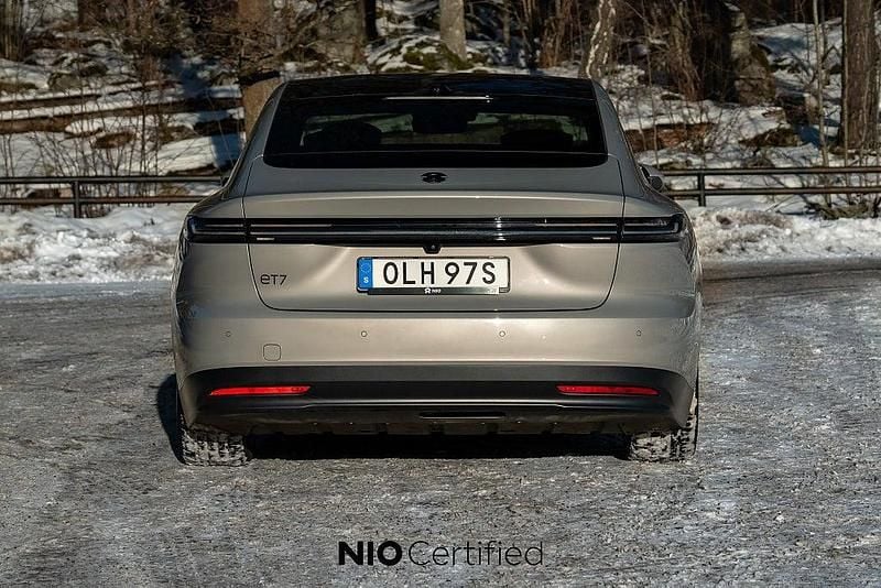 Begagnad Nio ET7 480 kW (653 HK) 2022 Ljusgrå Sedan