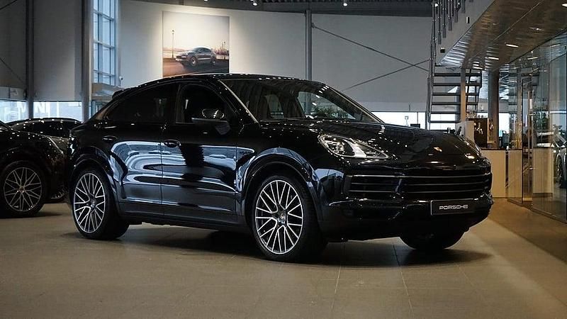 Svart Begagnad 2022 Porsche Cayenne Platinum Edition SUV | 795 000 kr (Marknadspris) - Bild 1/4