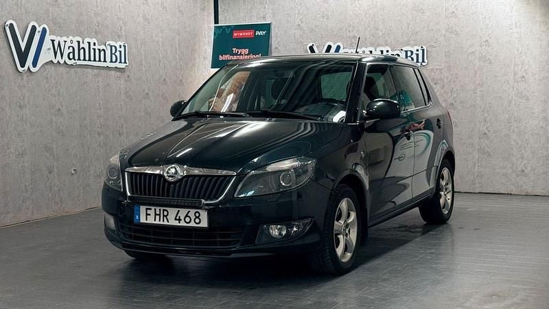 Svart Begagnad 2014 Skoda Fabia Ambiente Halvkombi | 89 900 kr (Marknadspris) - Bild 1/4