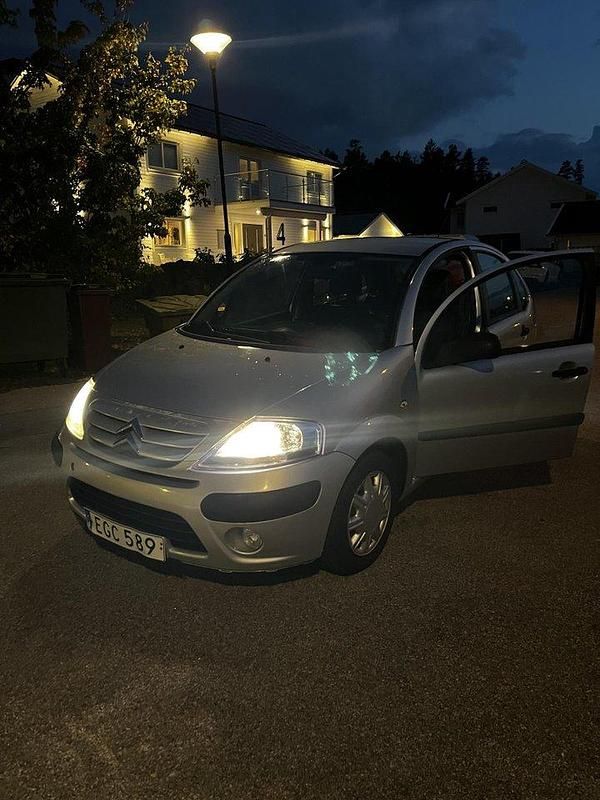 Silver Begagnad 2008 Citroën C3 Halvkombi | 20 900 kr (Bra pris) - Bild 1/4