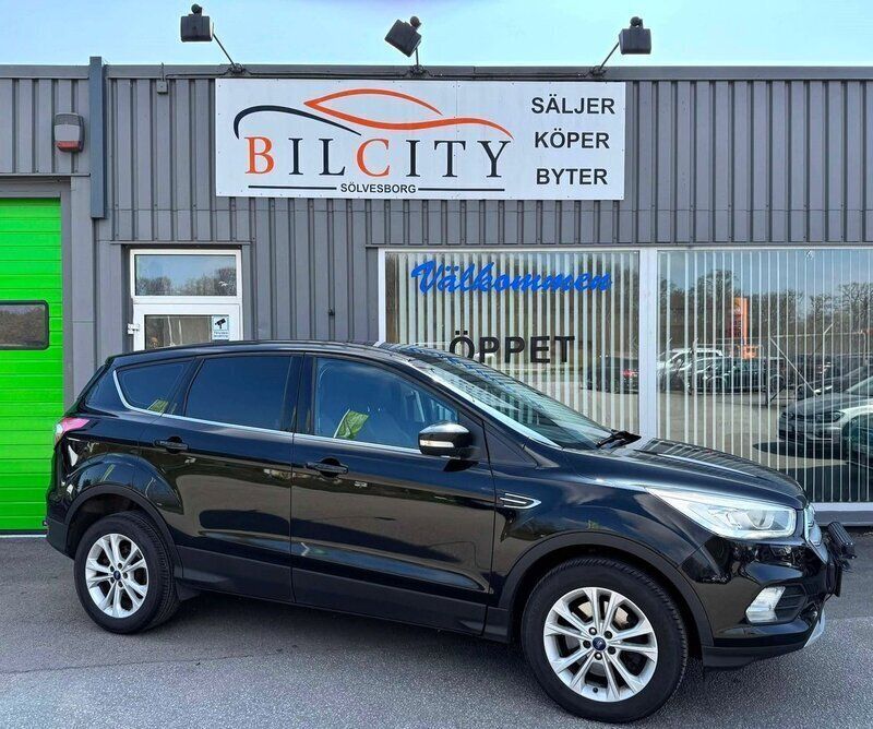 Svart Begagnad 2018 Ford Kuga Titanium SUV | 139 900 kr (Marknadspris) - Bild 1/4