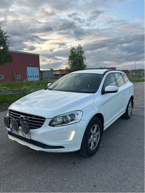 Vit Begagnad 2014 Volvo XC60 Momentum SUV | 100 000 kr (Superpris) - Bild 1/3