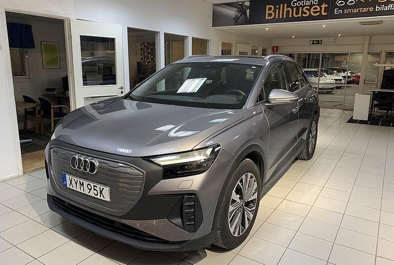 Grå Begagnad 2022 Audi Q4 e-tron Sport SUV | 389 700 kr (Marknadspris) - Bild 1/3