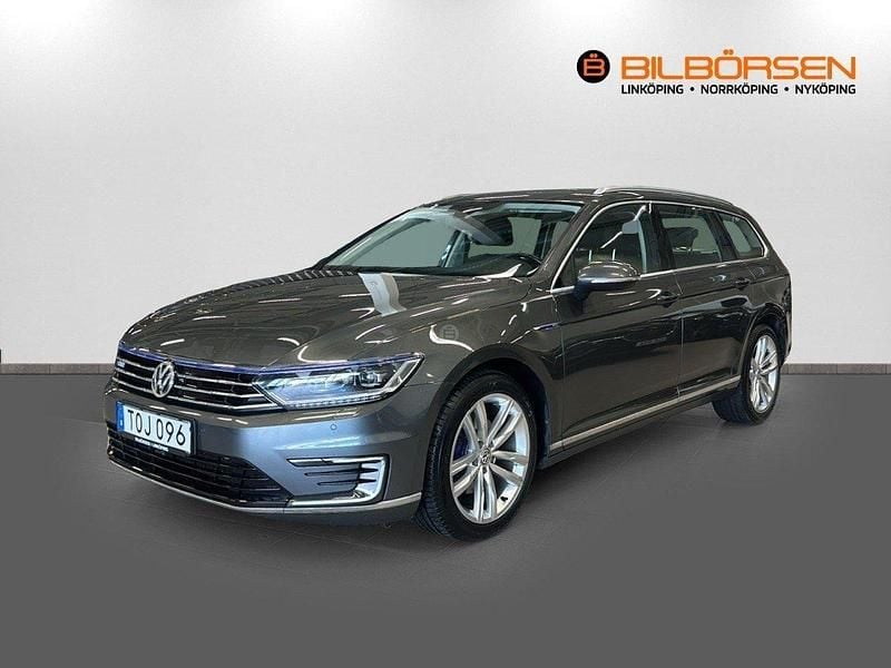 Mörkgrå Begagnad 2016 VW Passat GTE Kombi | 209 900 kr (Marknadspris) - Bild 1/4