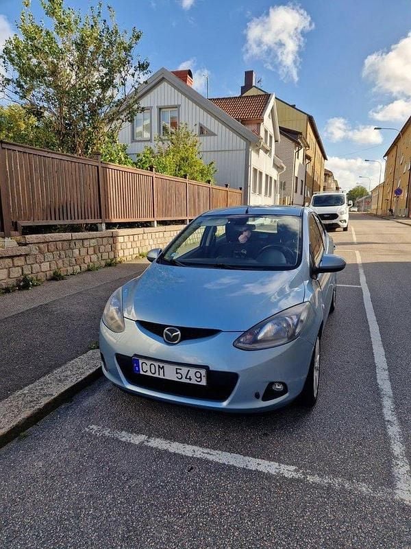 Blå Begagnad 2008 Mazda 2 Halvkombi | 27 000 kr (Superpris) - Bild 1/3
