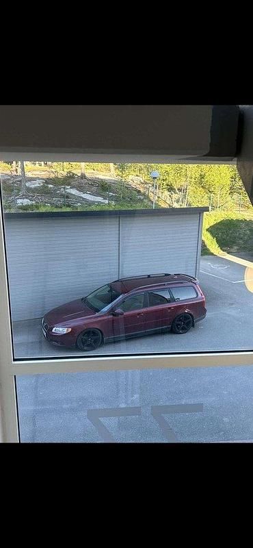 Röd Begagnad 2008 Volvo V70 Kinetic Kombi | 56 000 kr (Marknadspris) - Bild 1/4