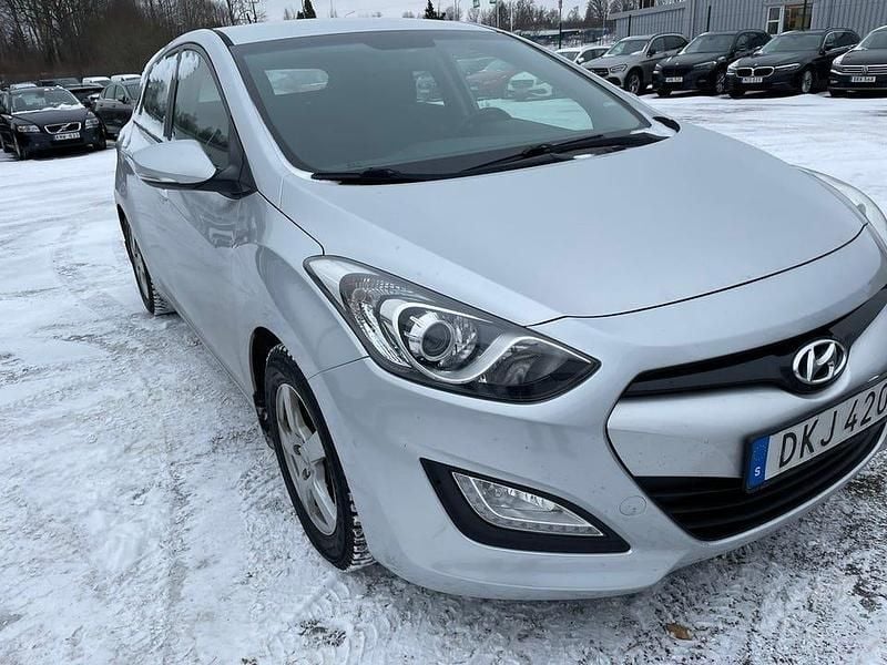 Begagnad Hyundai i30 Comfort 135 HK (99 kW) 2014 Silver metallic