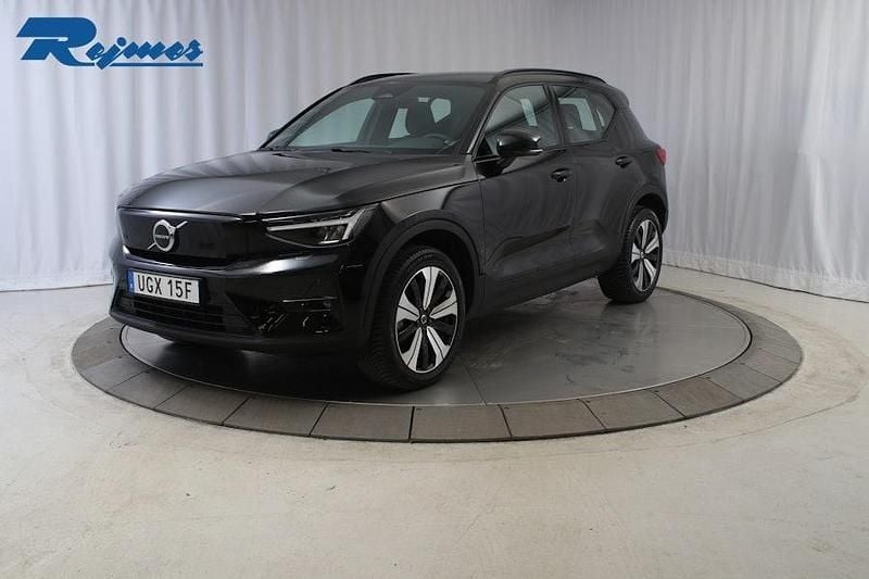 Svart Begagnad 2022 Volvo XC40 Plus SUV | 308 900 kr (Marknadspris) - Bild 1/4
