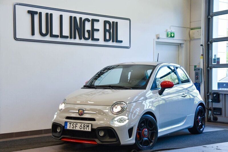 Grå Begagnad 2021 Abarth 595 Halvkombi | 209 900 kr (Bra pris) - Bild 1/4