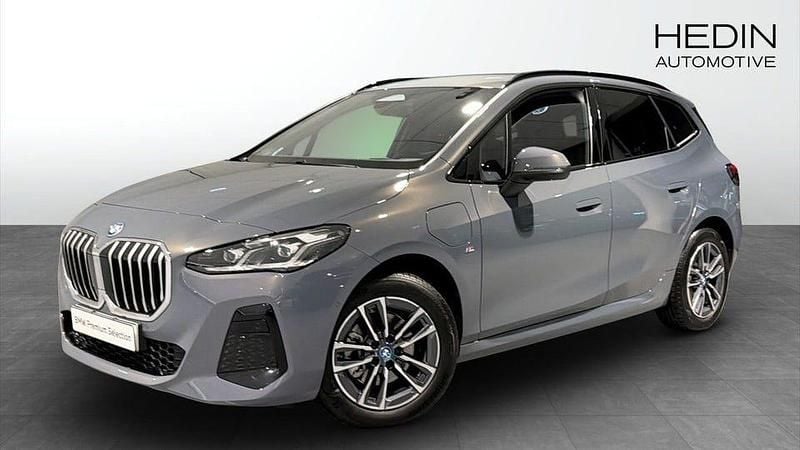Grå Begagnad 2025 BMW 225 Active Tourer M Sport Minibuss | 419 700 kr (Lite dyr) - Bild 1/4