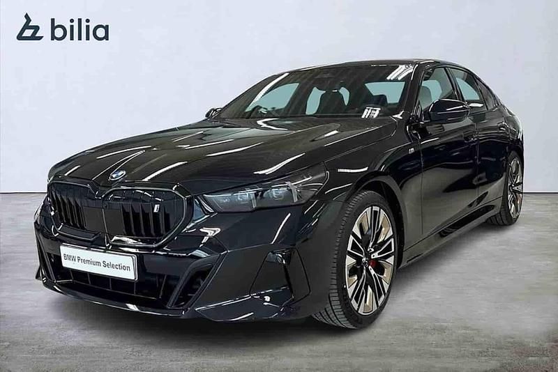 Svart Begagnad 2025 BMW i5 M Sport Sedan | 669 900 kr (Bra pris) - Bild 1/1
