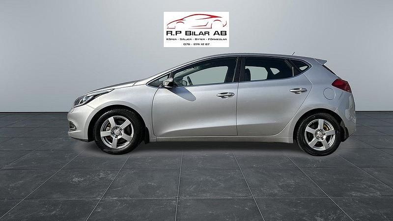 Grå Begagnad 2013 Kia Ceed Comfort Halvkombi | 59 900 kr (Marknadspris) - Bild 1/4