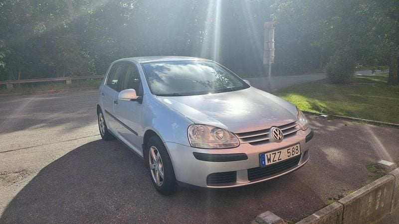 Silver Begagnad 2005 VW Golf IV Trendline Halvkombi | 18 000 kr (Bra pris) - Bild 1/4