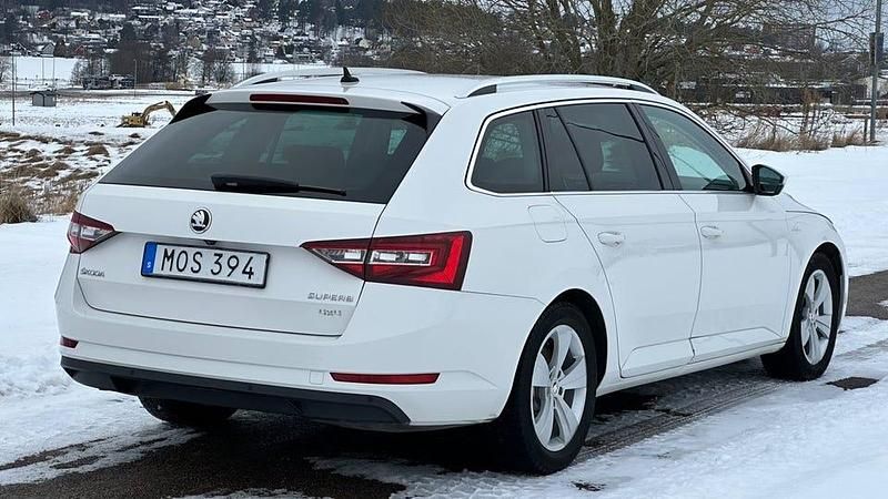 Begagnad Skoda Superb Business Line 190 HK (139 kW) 2018 Vit Kombi