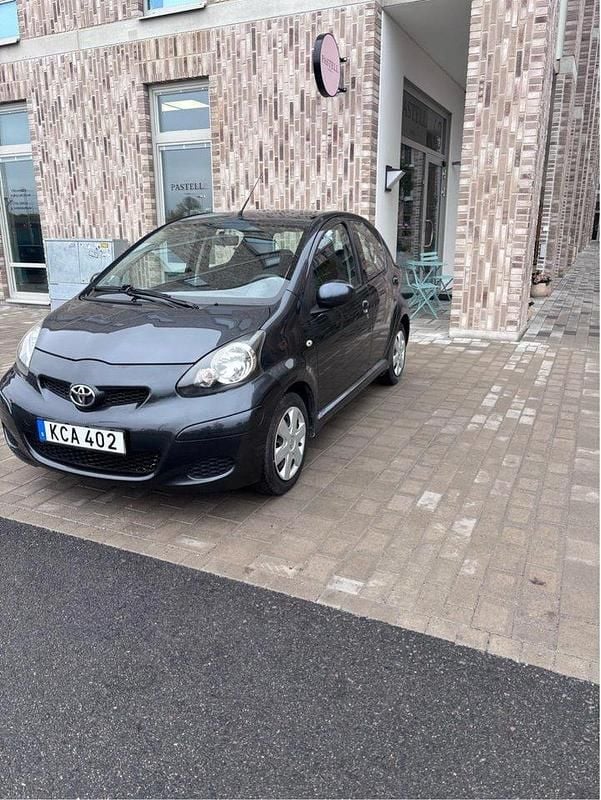 Grå Begagnad 2009 Toyota Aygo Halvkombi | 29 000 kr (Marknadspris) - Bild 1/4