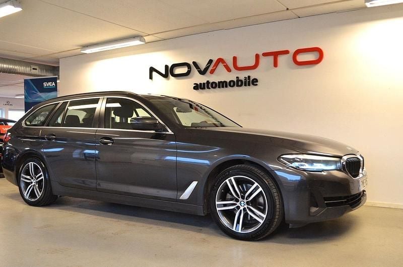 Sophistogrå metallic Begagnad 2020 BMW 520 Kombi | 299 000 kr (Marknadspris) - Bild 1/4