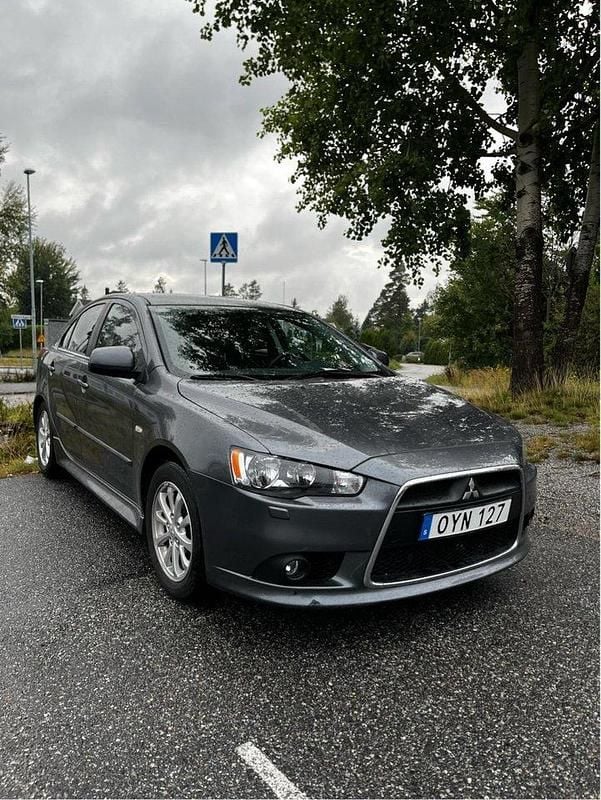 Grå Begagnad 2011 Mitsubishi Lancer Sportback Halvkombi | 75 000 kr (Marknadspris) - Bild 1/4