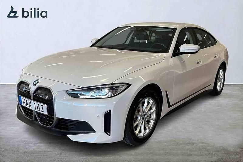 Vit Begagnad 2023 BMW i4 Shadowline Sedan | 499 900 kr - Bild 1/1