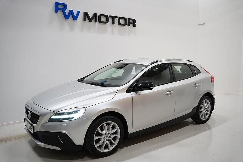 Silver Begagnad 2016 Volvo V40 CC Summum Kombi | 154 800 kr (Marknadspris) - Bild 1/4