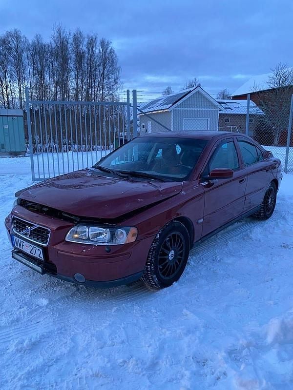 Begagnad 2005 Volvo S60 Sedan | 12 000 kr (Superpris) - Bild 1/4