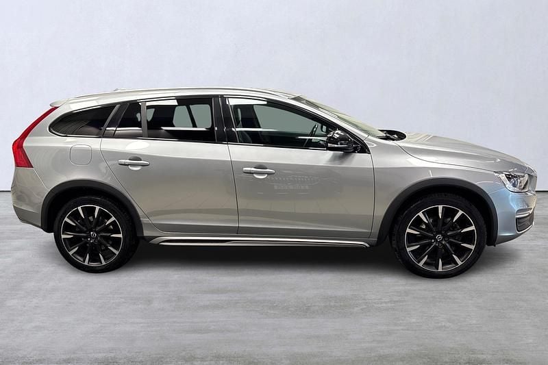 Begagnad Volvo V60 CC Business Edition 190 HK (139 kW) 2016 Silver Kombi