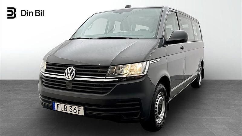 Grå Begagnad 2022 VW Caravelle Trendline Minibuss | 424 900 kr (Superpris) - Bild 1/4