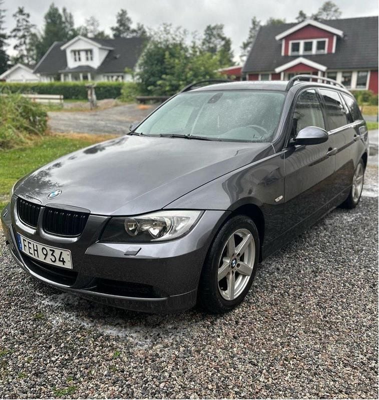 Grå Begagnad 2007 BMW 320 Advantage Kombi | 48 000 kr (Marknadspris) - Bild 1/4
