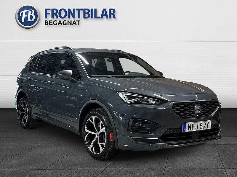 Grå Begagnad 2021 Seat Tarraco FR SUV | 319 900 kr (Marknadspris) - Bild 1/3