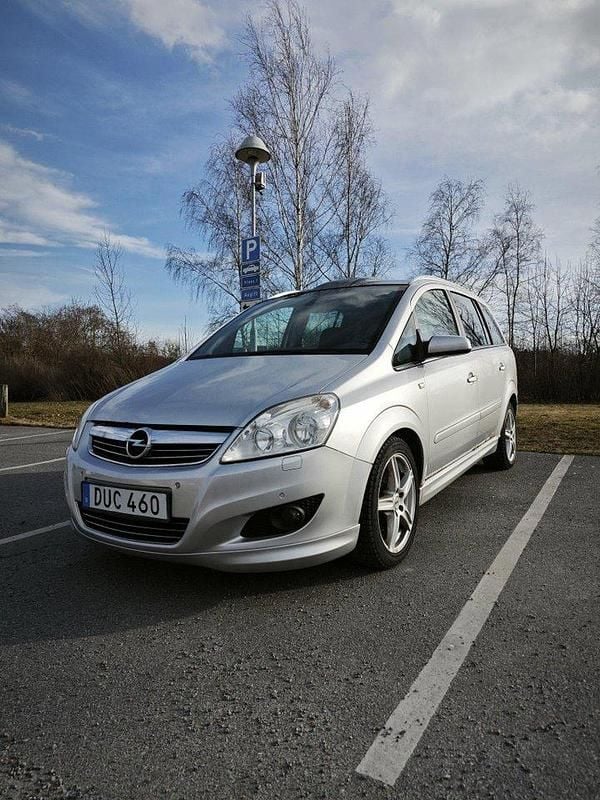 Grå Begagnad 2009 Opel Zafira Minibuss | 21 900 kr - Bild 1/4