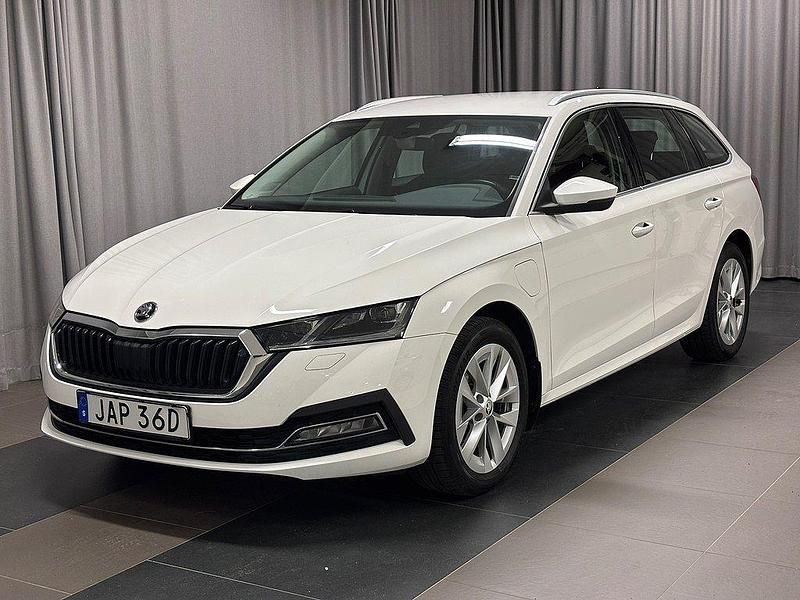 Vit Begagnad 2023 Skoda Octavia Kombi | 289 900 kr (Lite dyr) - Bild 1/3