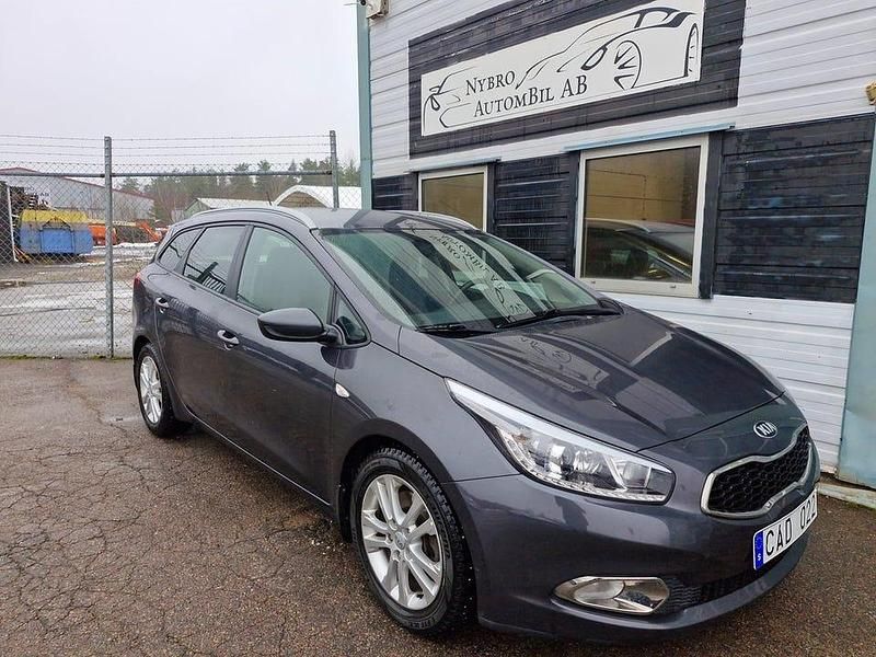 Grå Begagnad 2013 Kia Ceed Sportswagon EX Kombi | 54 900 kr (Marknadspris) - Bild 1/4