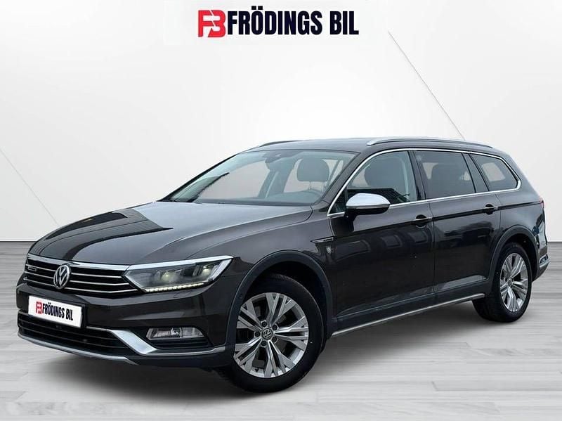 Mörkbrun Begagnad 2017 VW Passat Alltrack Executive Kombi | 174 900 kr (Bra pris) - Bild 1/4