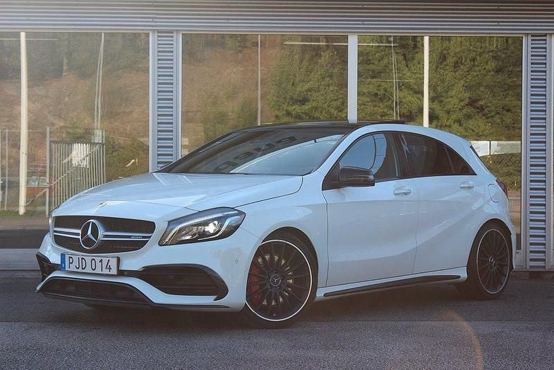Vit Begagnad 2017 Mercedes A45 AMG AMG Halvkombi | 314 900 kr (Marknadspris) - Bild 1/4