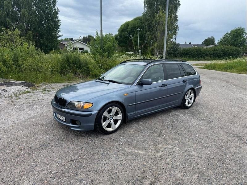 Blå Begagnad 2005 BMW 320 Kombi | 25 000 kr - Bild 1/4