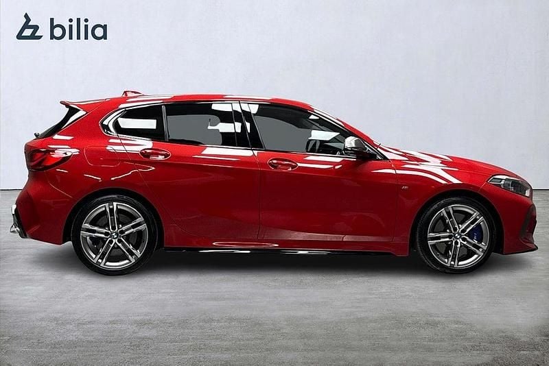 Begagnad BMW M135 306 HK (225 kW) 2019 Röd Halvkombi