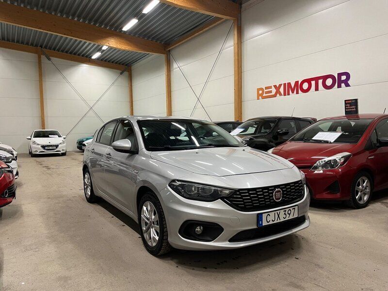 Grå Begagnad 2017 Fiat Tipo Lounge Halvkombi | 89 900 kr (Dyr) - Bild 1/4