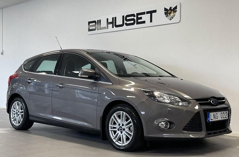 Brun Begagnad 2012 Ford Focus Titanium Halvkombi | 49 900 kr (Marknadspris) - Bild 1/4