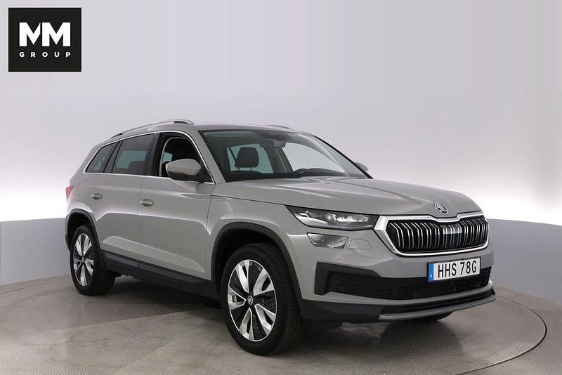 Grå Begagnad 2023 Skoda Kodiaq Style SUV | 388 000 kr (Marknadspris) - Bild 1/4