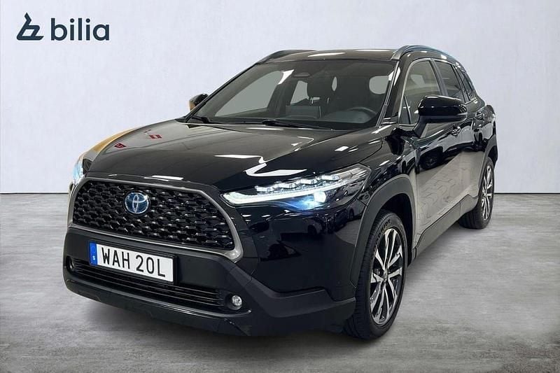 Svart Begagnad 2022 Toyota Corolla Cross Plus SUV | 359 900 kr (Marknadspris) - Bild 1/4