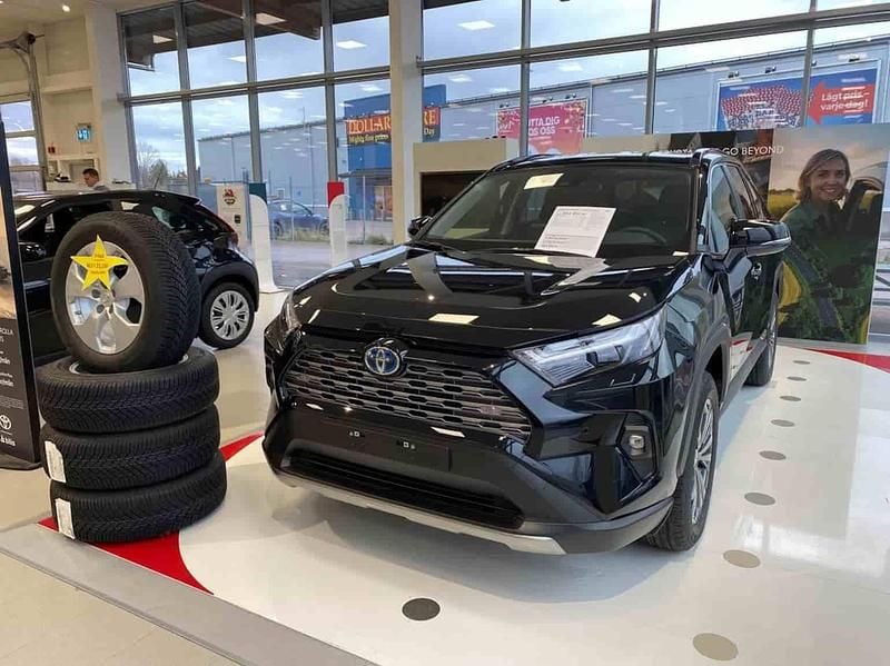 Svart Ny 2025 Toyota RAV4 Hybrid SUV | 484 800 kr - Bild 1/1