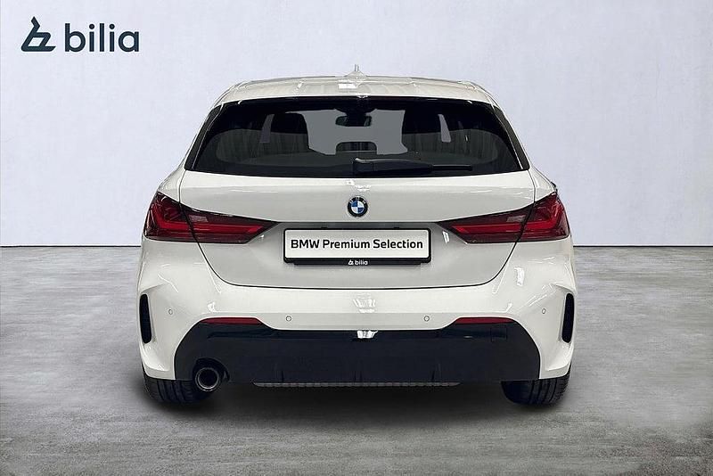 Begagnad BMW 118 M Sport 136 HK (100 kW) 2022 Vit Halvkombi
