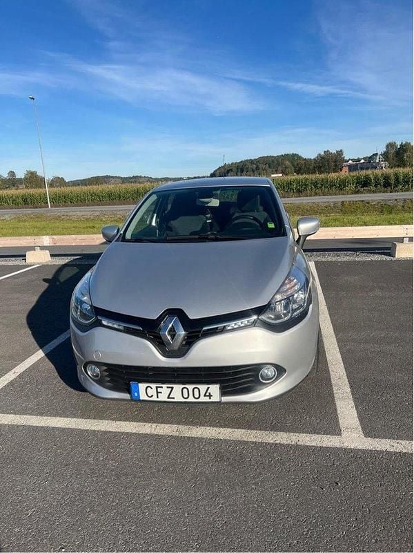 Silver Begagnad 2014 Renault Clio IV Halvkombi | 56 000 kr (Bra pris) - Bild 1/4