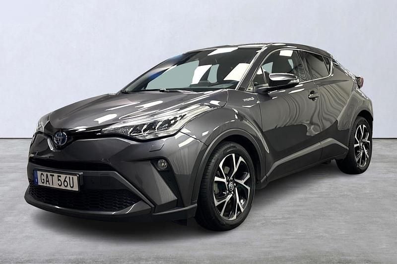Mörkgrå (grå) Begagnad 2020 Toyota C-HR+ Edition SUV | 239 900 kr (Marknadspris) - Bild 1/4