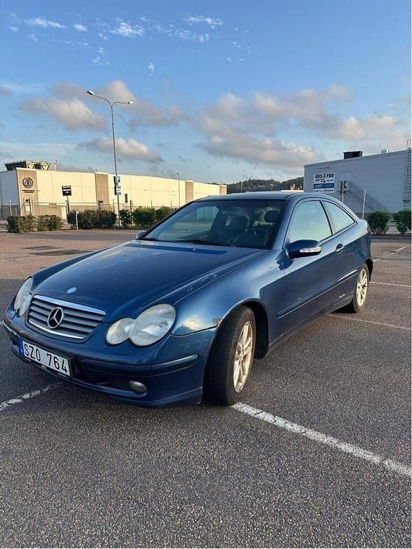 Blå Begagnad 2002 Mercedes C230 Sportkupé | 28 999 kr - Bild 1/4