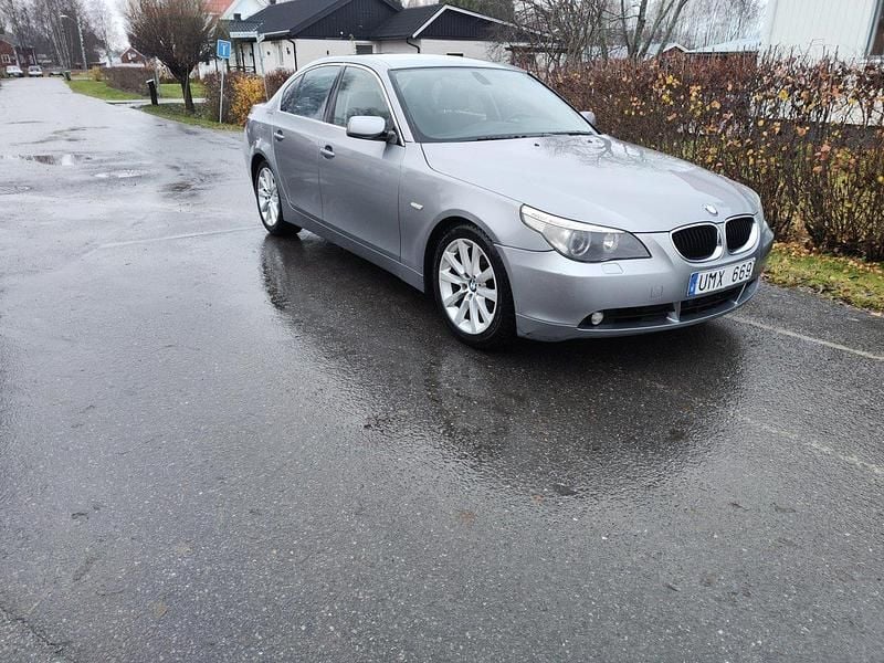Grå Begagnad 2004 BMW 520 M Sport Sedan | 32 000 kr (Superpris) - Bild 1/4