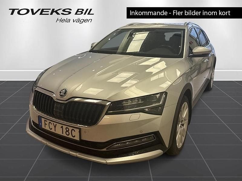 Silver (brilliant silver metallic) Begagnad 2023 Skoda Superb Kombi | 339 000 kr (Marknadspris) - Bild 1/4