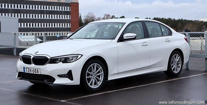 Vit samma som bilen Begagnad 2020 BMW 320 Sport Line Sedan | 309 500 kr (Marknadspris) - Bild 1/4